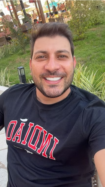 Artista com camiseta Índião