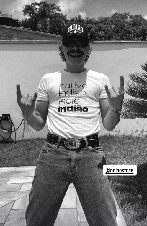Famoso com camiseta Índião