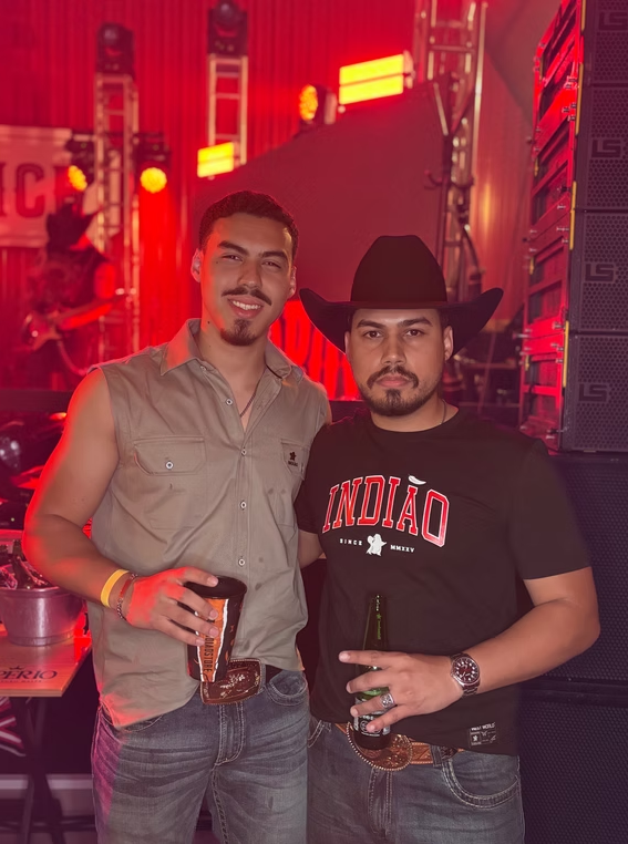 Dupla usando Índião Store