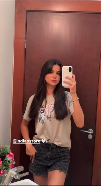 Influencer com camiseta Índião