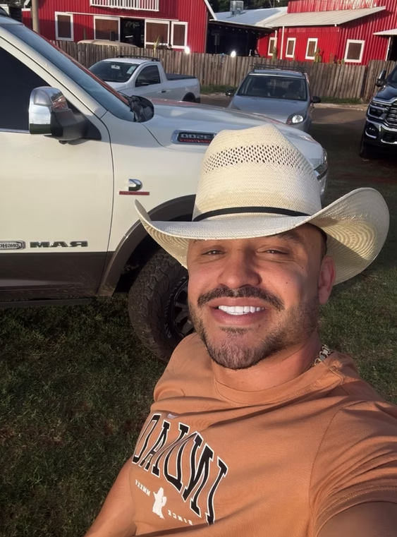 Artista usando Índião Store