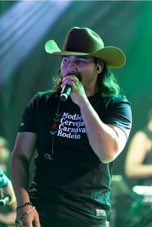 Cantor no palco com Índião