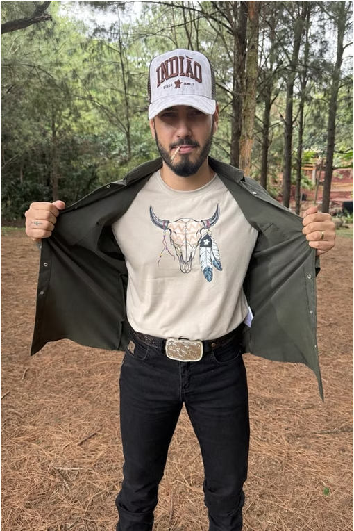 Artista com camiseta Índião