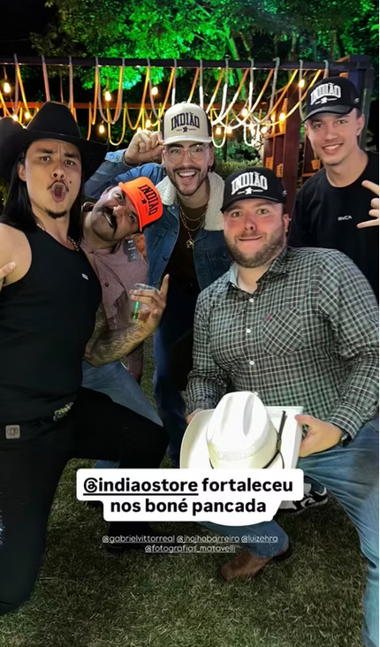 Grupo com boné Índião