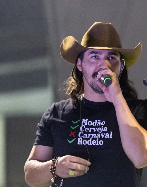 Cantor com camiseta Modão