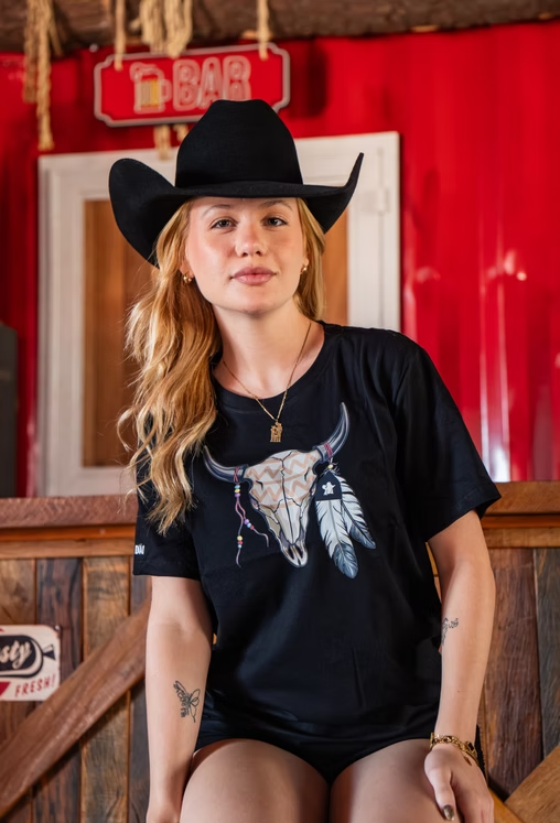 Mulher com chapéu Índião Store