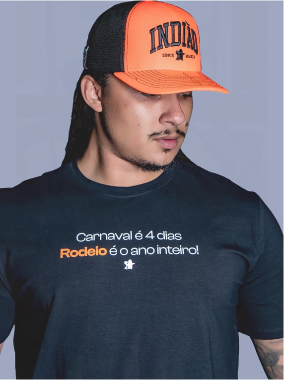 Homem com boné Índião e camiseta rodeio