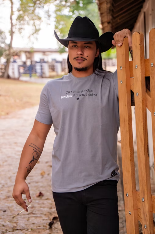 Homem no campo com camiseta Rodeio