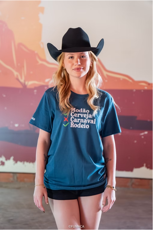 Mulher com camiseta Modão Cerveja Rodeio