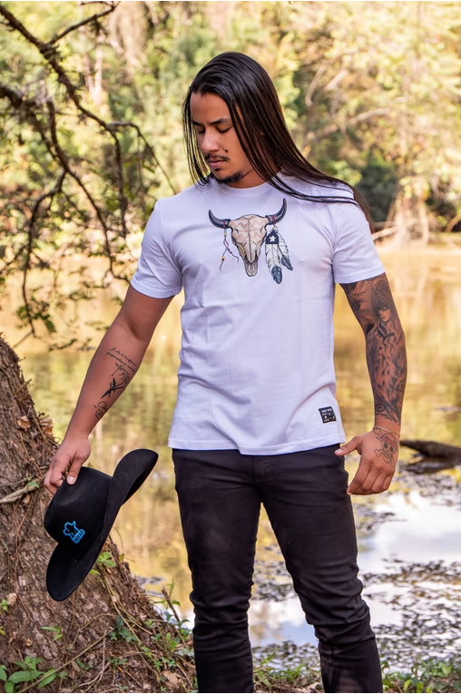 Homem na natureza com camiseta branca Índião