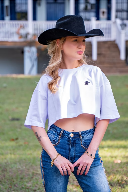 Mulher com cropped branco Índião Store