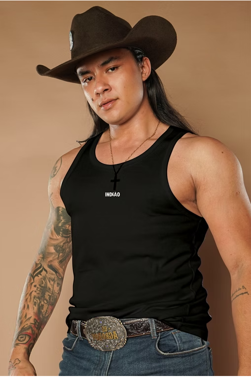 Homem com regata preta Índião